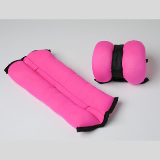 Due braccialetti in schiuma rosa fluorescente con pesi e cinturini neri regolabili, pensati per l'allenamento di giocoleria.