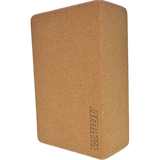 Brique de yoga en liège de couleur beige, de forme rectangulaire avec des coins légèrement arrondis. Le logo de la marque est gravé sur l'un des côtés.