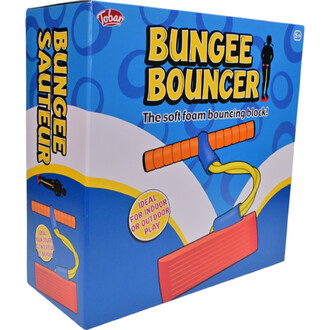 Boîte du produit Bungee Sauteur illustrant un bloc de saut en mousse douce avec une poignée orange et une sangle jaune. Le fond est bleu avec des cercles, et le texte indique que c'est idéal pour jouer à l'intérieur ou à l'extérieur.