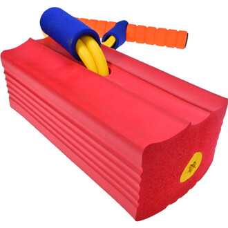 Bungee Sauteur avec un bloc rouge en mousse, des poignées en mousse bleue et un cordon jaune émergeant du dessus. Le bloc a des rainures sur les côtés et un embout jaune à l'extrémité.