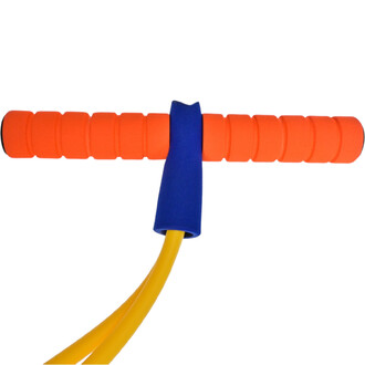Bungee Sauteur avec un manche orange en mousse texturée et une prise bleue, surmonté de deux cordes élastiques jaunes.