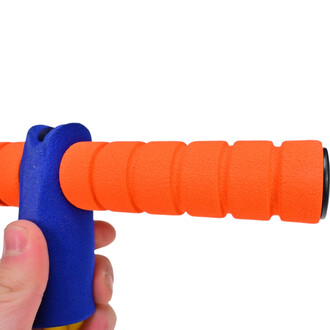 Poignée en mousse d'un Bungee Sauteur, de couleur orange avec des rainures, tenue par une main. La base de la poignée est en bleu.