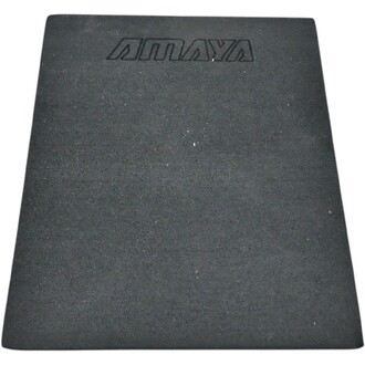 Cale de yoga noire présentant le logo AMAYA en relief, mesurant 15x120x50 cm, avec une surface texturée pour une meilleure adhérence lors des exercices.