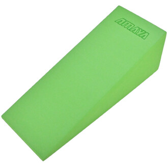 Cale de yoga en forme de coin, de couleur verte, avec des dimensions de 15x60x50 cm, marquée avec le logo AIMAYA sur un côté.