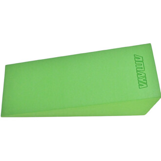 Cale de yoga de couleur verte en forme de prisme, mesurant 15x60x50 cm, avec une texture lisse et le logo YAYU gravé sur un côté.