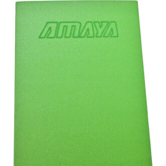 Cale de yoga de couleur verte, avec le logo AMAYA gravé sur la surface. Dimensions de 15x60x50 cm, conçue pour offrir du confort et du soutien lors des séances de yoga.