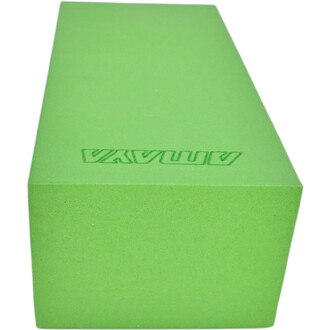 Cale de yoga en mousse de couleur verte, mesurant 15x60x50 cm, vue sur l'un de ses côtés avec le logo AMAXA gravé.