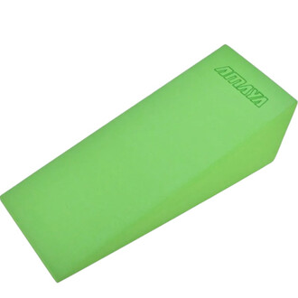 Cale de yoga de forme triangulaire, de couleur verte, mesurant 15x60x50 cm, avec le logo YAYAYA gravé sur la surface.