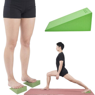 Cale de yoga en forme de coin, de couleur verte, utilisée pour améliorer les postures. En haut à gauche, deux pieds nus reposent sur des cales. En bas à droite, un homme en position de fente sur un tapis de yoga, utilisant également les cales.