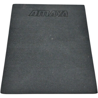 Cale de yoga noire présentant le logo AMAYA en relief, mesurant 15x120x50 cm, avec une surface texturée pour une meilleure adhérence lors des exercices.