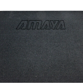 Cale de yoga de coloris noir avec le logo AMAYA en relief, présentation de la surface texturée.