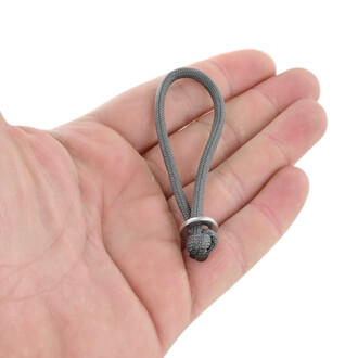 Capsule Loop Flowtoys : petite boucle en corde gris avec nœud et anneau métallique tenue dans la main.