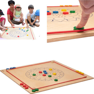 Jeu de Carrom Elastiques Pedalo®, montrant un plateau en bois avec un design en spirale et des pions colorés (rouge, jaune, vert, bleu) disposés sur le plateau. Un enfant est en train de jouer en utilisant un doigt pour frapper un pion. En arrière-plan, d