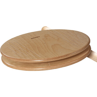 Carrousel en bois pour enfants Pedalo® 500, vue de dessus montrant la surface lisse et les rayures pour une meilleure adhérence. Élément composé de deux plates-formes ovales superposées, avec une tige en bois visible sur le côté.