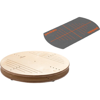 Carrousel pour enfants Pedalo® 500, composé d'une plateforme circulaire en bois avec des lignes gravées et un tapis gris avec le logo orange pedalo.