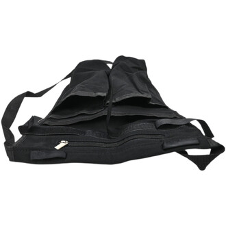 Sac noir en tissu avec plusieurs poches et fermetures éclair, bandoulières visibles, posé sur fond blanc.