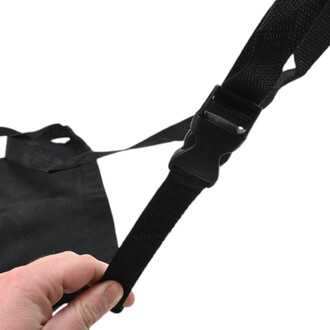 Plan rapproché d’une sangle noire avec boucle réglable et attache en plastique, utilisée comme ceinture tablier ballon.