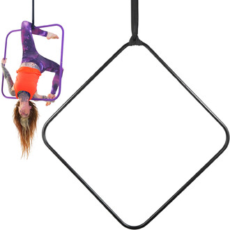 Cerceau aérien carré noir avec une personne en position acrobatique, suspendue la tête en bas dans un cerceau violet. La personne porte un haut orange et un legging à motifs colorés.