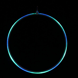 Cercle aérien suspendu avec un éclairage LED vert et bleu, flottant dans un fond noir.