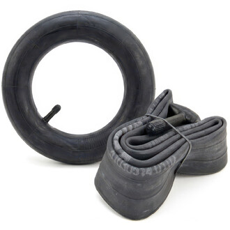 Chambre à air 12 pouces noire avec valve, vue pliée et déroulée sur fond blanc.