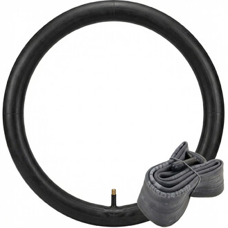 Chambre à air noire de 20 pouces en forme d’anneau avec valve apparente et accessoire gris roulé à côté.