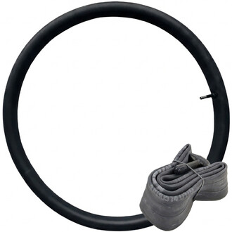 Chambre à air noire de 24 pouces avec valve, accompagnée d’un gonfleur gris plié à côté.