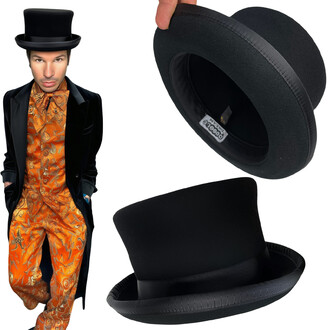 Chapeau haut de forme noir présenté avec un homme portant un costume stylé à motifs orange. À gauche, l'homme se tient debout avec un regard confiant. À droite, le chapeau est montré de plusieurs angles pour mettre en valeur sa forme et ses détails.