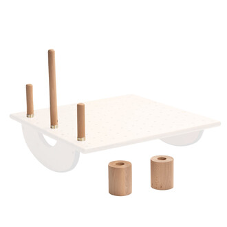 Plateau de jonglerie en bois, avec une surface blanche perforée, quatre poteaux en bois comme supports, et deux blocs cylindriques en bois.