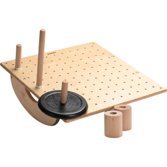 Plateau de jonglage en bois avec trois poteaux verticaux, un disque de poids noir et deux cylindres en bois. Le plateau est perforé et légèrement incliné, idéal pour la pratique de l'équilibre et des techniques de jonglage.