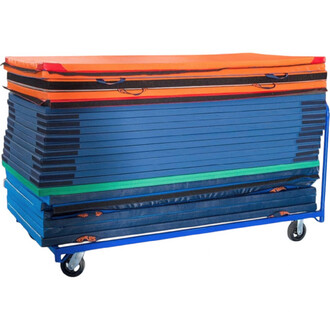 Chariot de transport pour tapis de jonglerie, avec une structure en métal bleu et équipé de roulettes, chargé de plusieurs tapis de différentes couleurs (orange, rouge, bleu, vert) empilés de manière ordonnée.