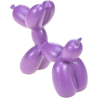 Gros plan sur un chien en ballon violet, sculpture décorative en céramique sur fond blanc.