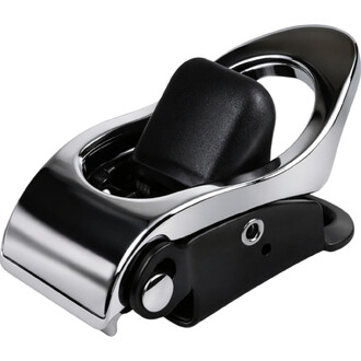 Premier plan d’un accessoire de jonglerie en métal chromé avec une poignée noire et un mécanisme de fixation.