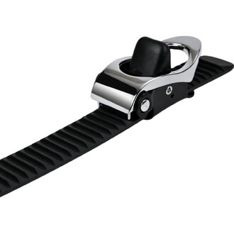 Sangle noire à cliquet avec mécanisme chromé et patin en caoutchouc.