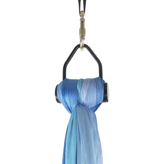 Cloche à tissu Prodigy – cadre noir en forme de trapèze avec bobine bleue de tissu sur l’axe, fixation par mousqueton et sangle en haut.