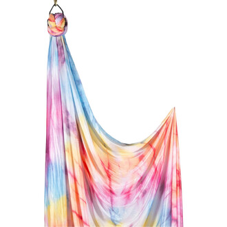 Cloche à tissu Prodigy multicolore en tie-dye, suspendue par un anneau et nouée en haut, drapé arc-en-ciel sur fond blanc.