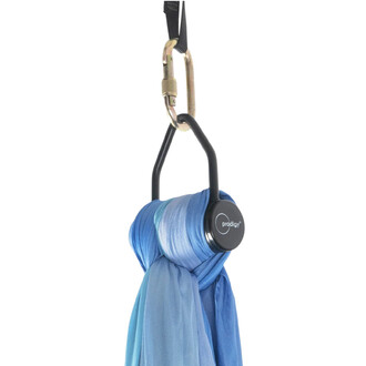 Cloche à tissu Prodigy bleue avec des rubans de tissu bleus enroulés autour d’un disque noir portant le logo Prodigy, suspendue à un harnais noir et à un mousqueton doré.