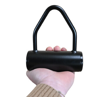 Cloche à tissu Prodigy noire en métal avec une poignée en forme de U, tenue dans la paume d'une main.