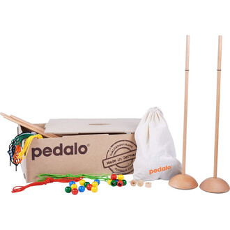 Conjunto de malabarismo com pedalinhos contendo dois bastões de madeira, uma bolsa de tecido, cordas coloridas e contas multicoloridas, com uma caixa de papelão com o logotipo do pedalinho e a indicação "Fabricado na Alemanha".