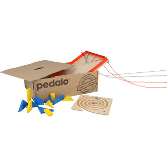 Caixa contendo o jogo de equipe Pedalo® 3, com embalagem de papelão bege e o logotipo da Pedalo. Dentro, um tabuleiro de madeira com uma espiral e uma bola, peças de madeira coloridas de diferentes formatos (triângulos e semicírculos azuis e amarelos), um