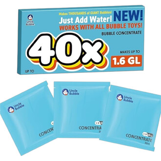 Boîte bleue Uncle Bubble affichant 40x et Just Add Water, accompagnée de trois sachets bleus de concentré à bulles 50 ml (ratio 1:9).