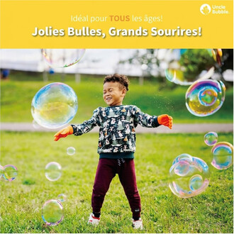 Enfant heureux debout dans un parc vert, entouré de bulles translucides et colorées, avec une bannière jaune en haut affichant « Jolies Bulles, Grands Sourires ! » et le logo Uncle Bubble.