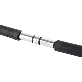 Connecteur Double Fusion en métal argenté avec poignées noires en mousse et anneaux noirs, vue en gros plan.