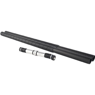 Connecteur Double Fusion : deux tubes noirs allongés et un connecteur métallique argenté avec bagues noires, destiné à assembler des bâtons de jonglerie Fusion.