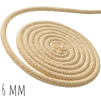 Corde Kevlar tressée beige de 6 mm, enroulée en spirale sur fond blanc.