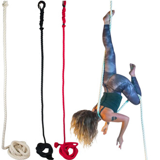 Corde Lisse 3 Plis de Firetoys : trois cordes suspendues de couleurs différentes (blanche, noire et rouge) et une personne en position acrobatique, accrochée à une corde blanche, les jambes relevées et les bras tendus.