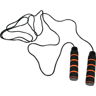 Corde à sauter lestée avec des poignées noires et oranges, le cordon noir est enroulé et s'étend sur la surface de l'image.