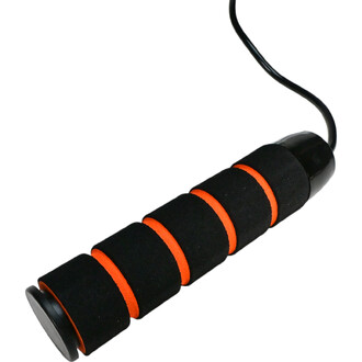 Corde à sauter lestée avec des poignées noires et orange, dotées d'un grip texturé pour une meilleure prise en main. Le câble de saut est visible et de couleur noire.