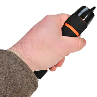 Main tenant une poignée de corde à sauter lestée, avec une texture noire et des accents orange.