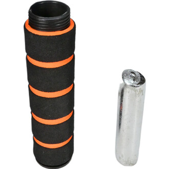 Bâton de corde à sauter lestée avec poignée en mousse noir et orange, et un lest en métal argenté à côté.