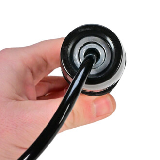 Main tenant un embout de corde à sauter lestée, montrant le détail du mécanisme d'attache et de la corde noire.